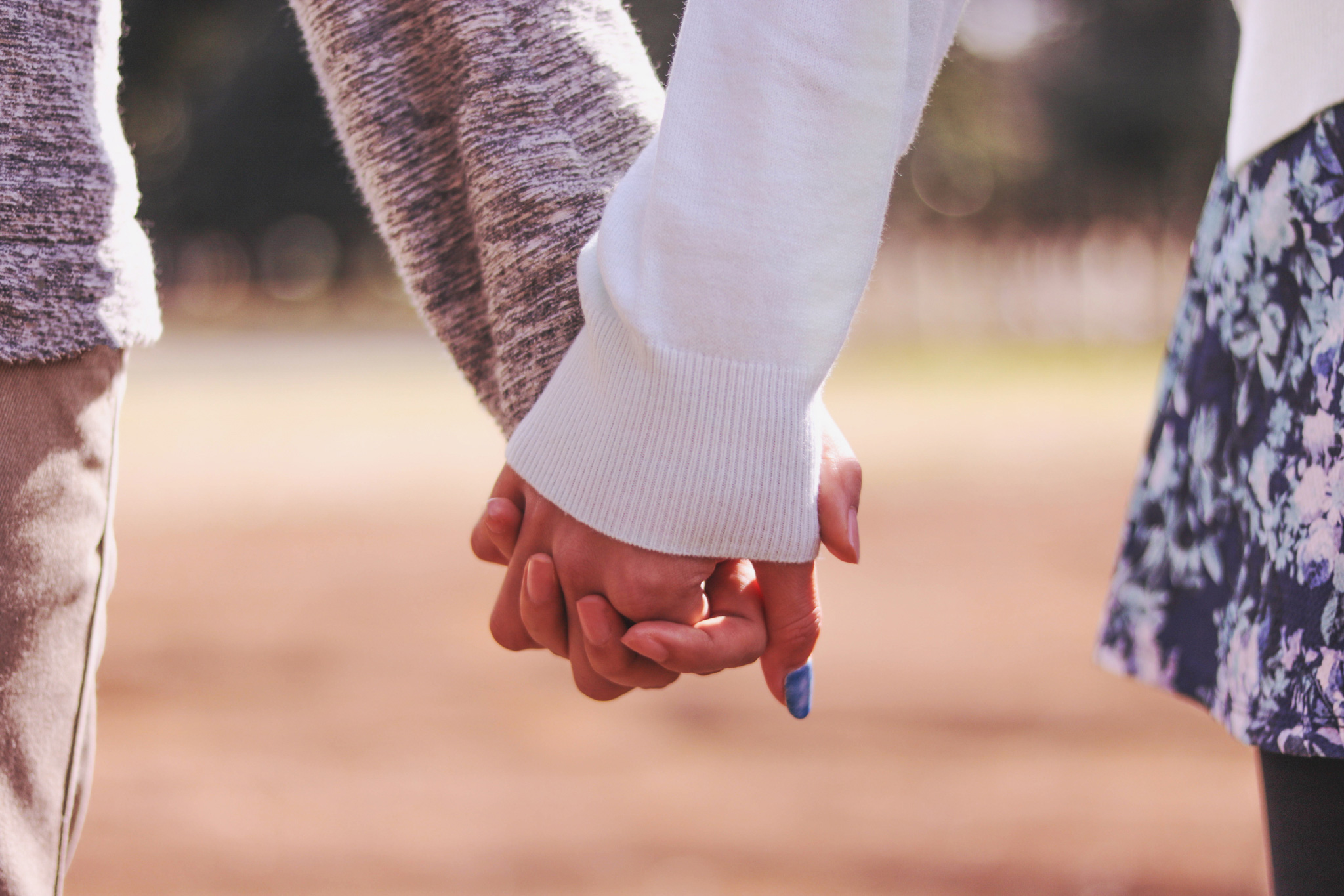 公園で仲良く手をつなぐ付き合いたてのカップルのフリー画像 おしゃれなフリー写真素材 Girly Drop