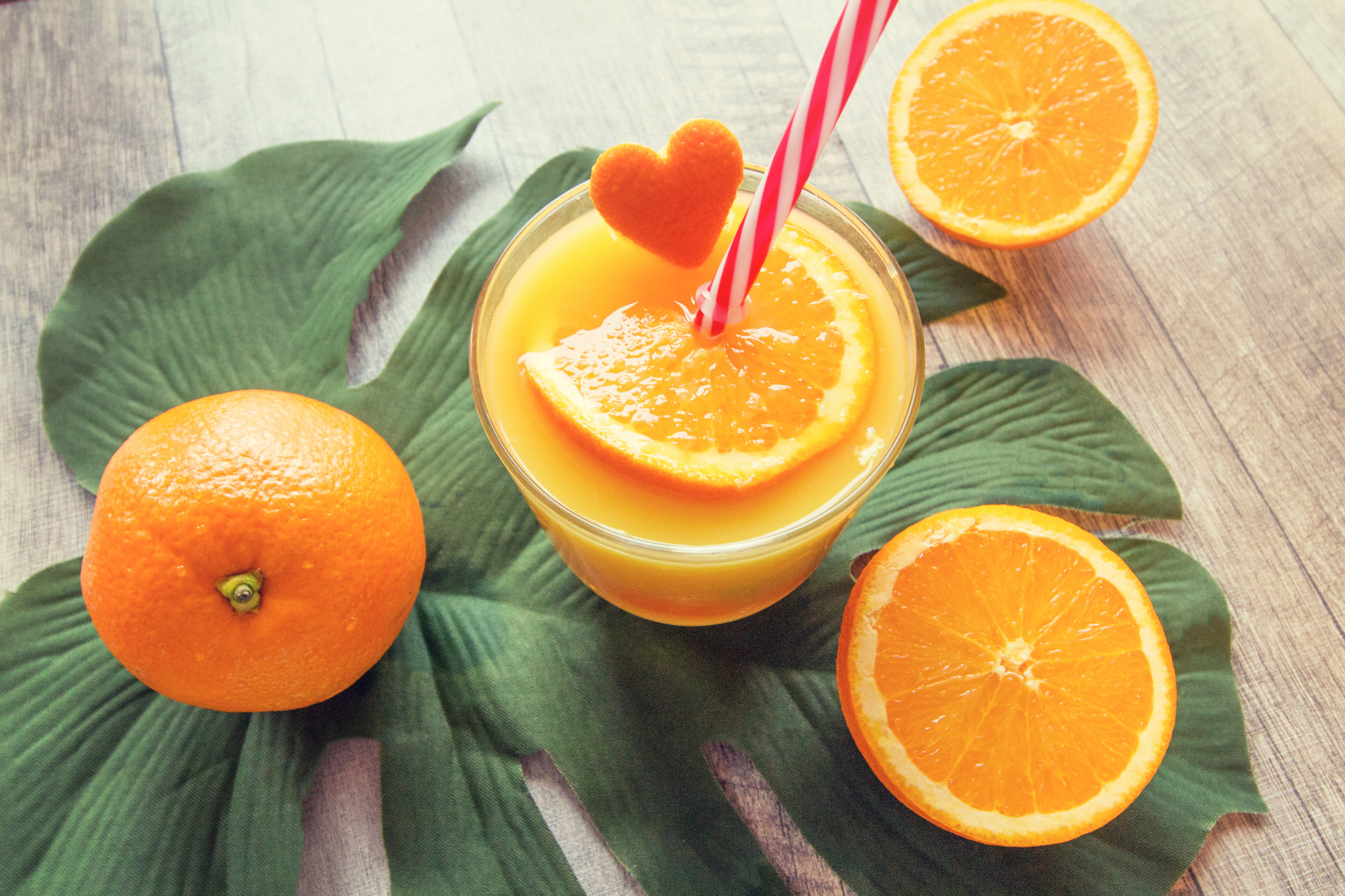 フレッシュなオレンジを絞ったオレンジジュースのフリー画像 おしゃれなフリー写真素材 Girly Drop