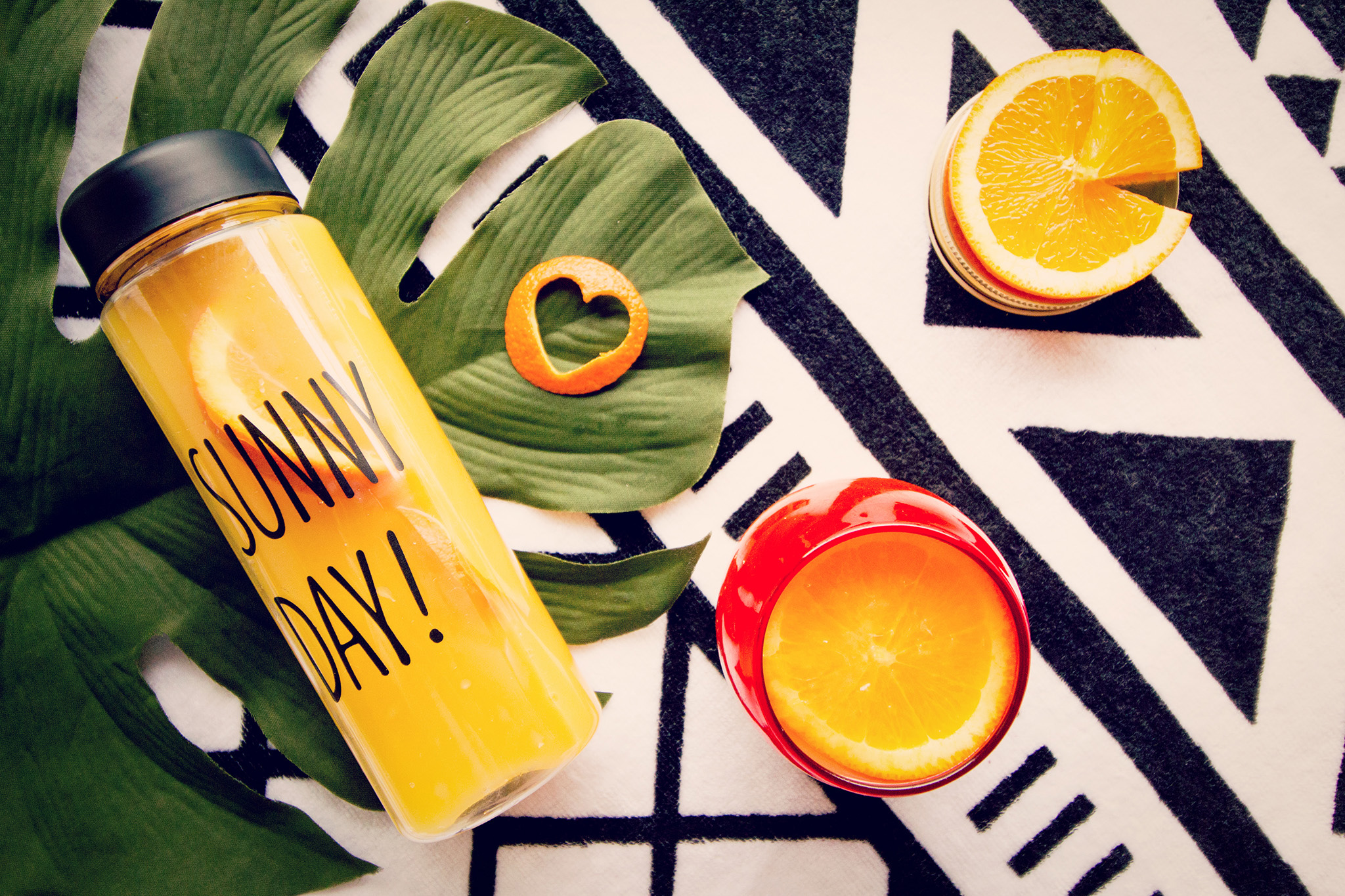 おしゃれタンブラーに入ったオーガニックオレンジジュースのフリー画像 おしゃれなフリー写真素材 Girly Drop