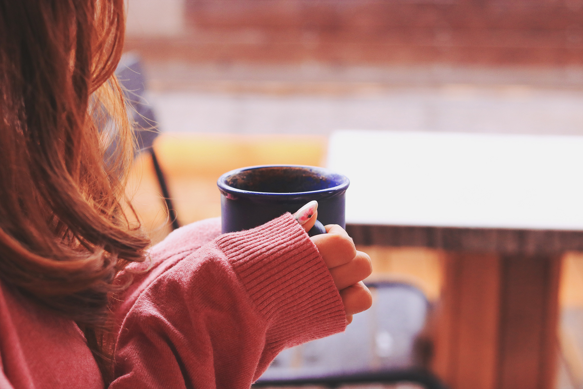 カフェでまったりコーヒータイムな女の子のフリー画像｜おしゃれなフリー写真素材：GIRLY DROP
