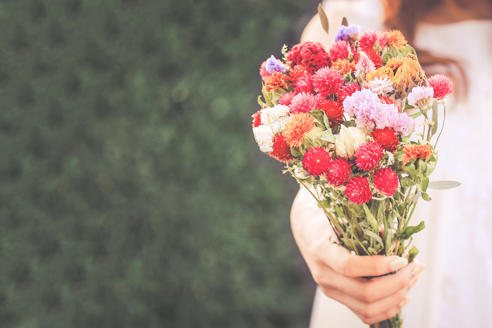 ドライフラワーのおしゃれな花束を渡す女の子のフリー画像 おしゃれなフリー写真素材 Girly Drop