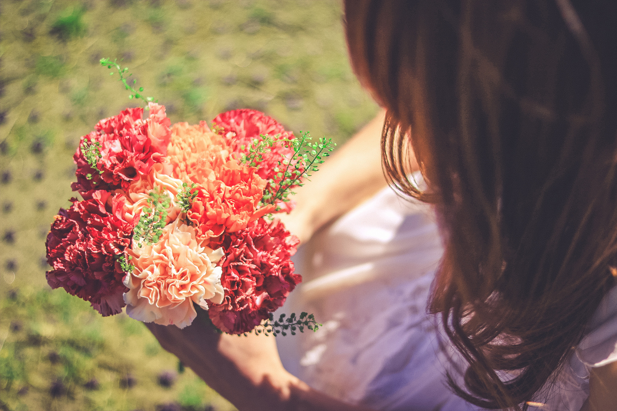公園でしゃがんで花束をみつめる女の子のフリー画像｜おしゃれなフリー写真素材：GIRLY DROP