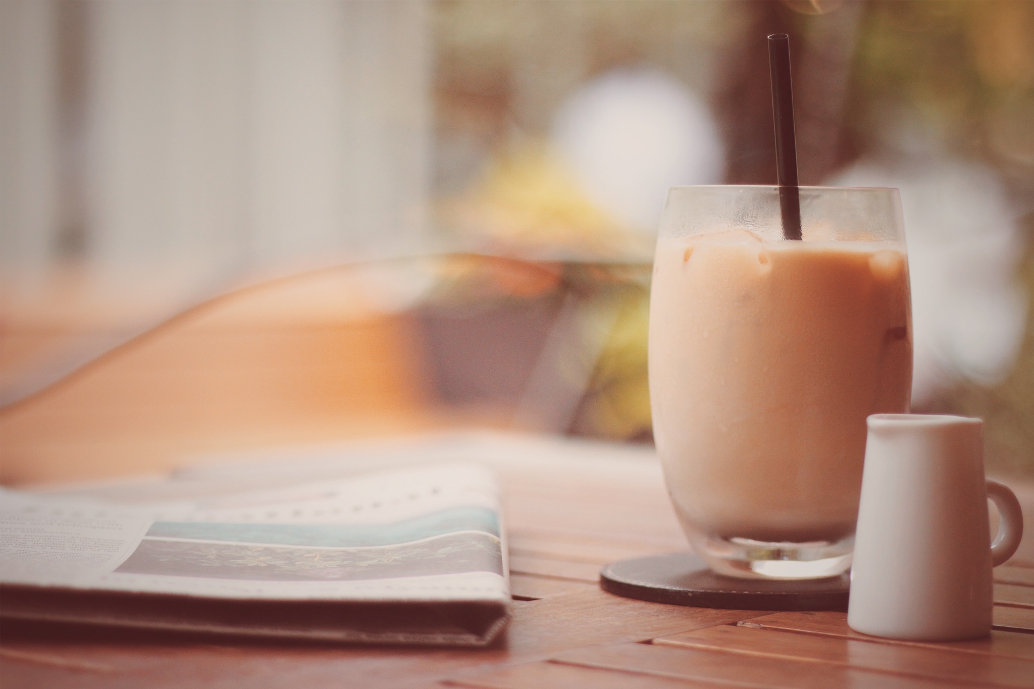 夏のテラスで飲むアイスロイヤルミルクティーのフリー画像 おしゃれなフリー写真素材 Girly Drop