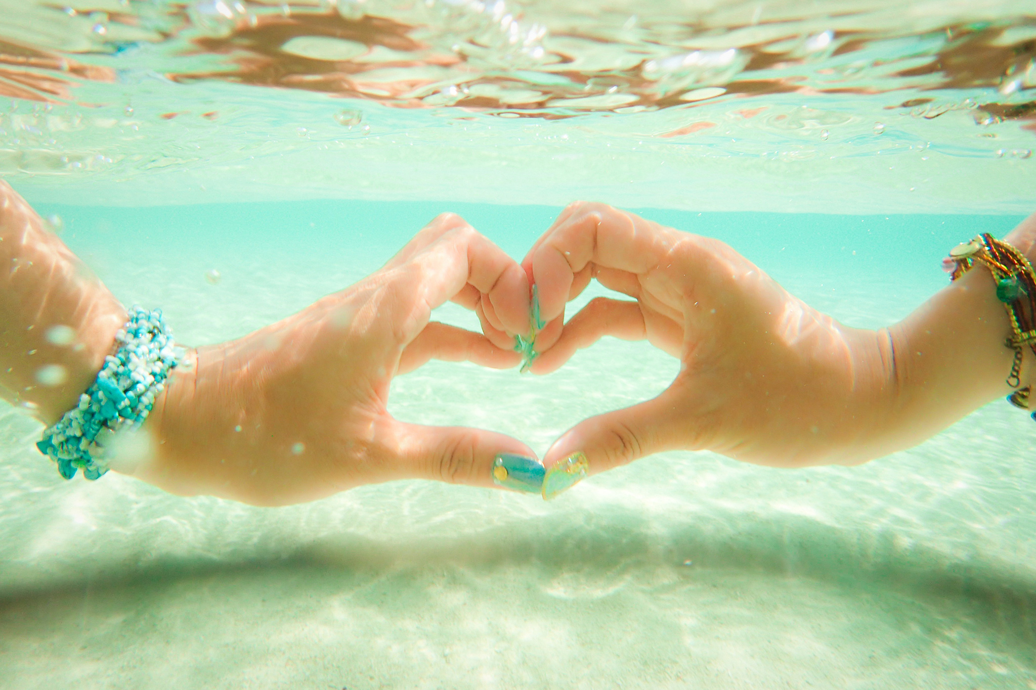 透明度がハンパない 17エンドビーチの水中でloveハートのフリー画像 おしゃれなフリー写真素材 Girly Drop