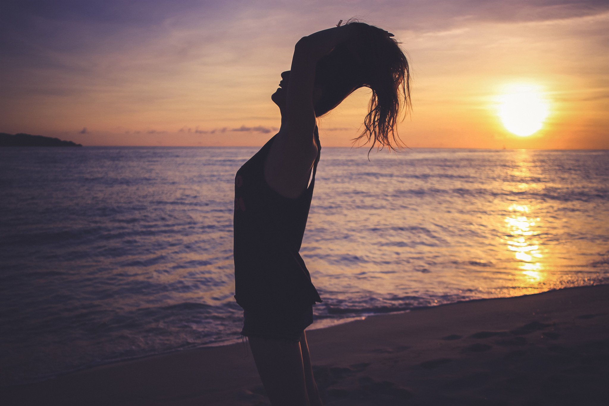 海へと沈む夕日をバッグにシャンプーのcmぽいポーズをしている女の子のフリー画像 おしゃれなフリー写真素材 Girly Drop