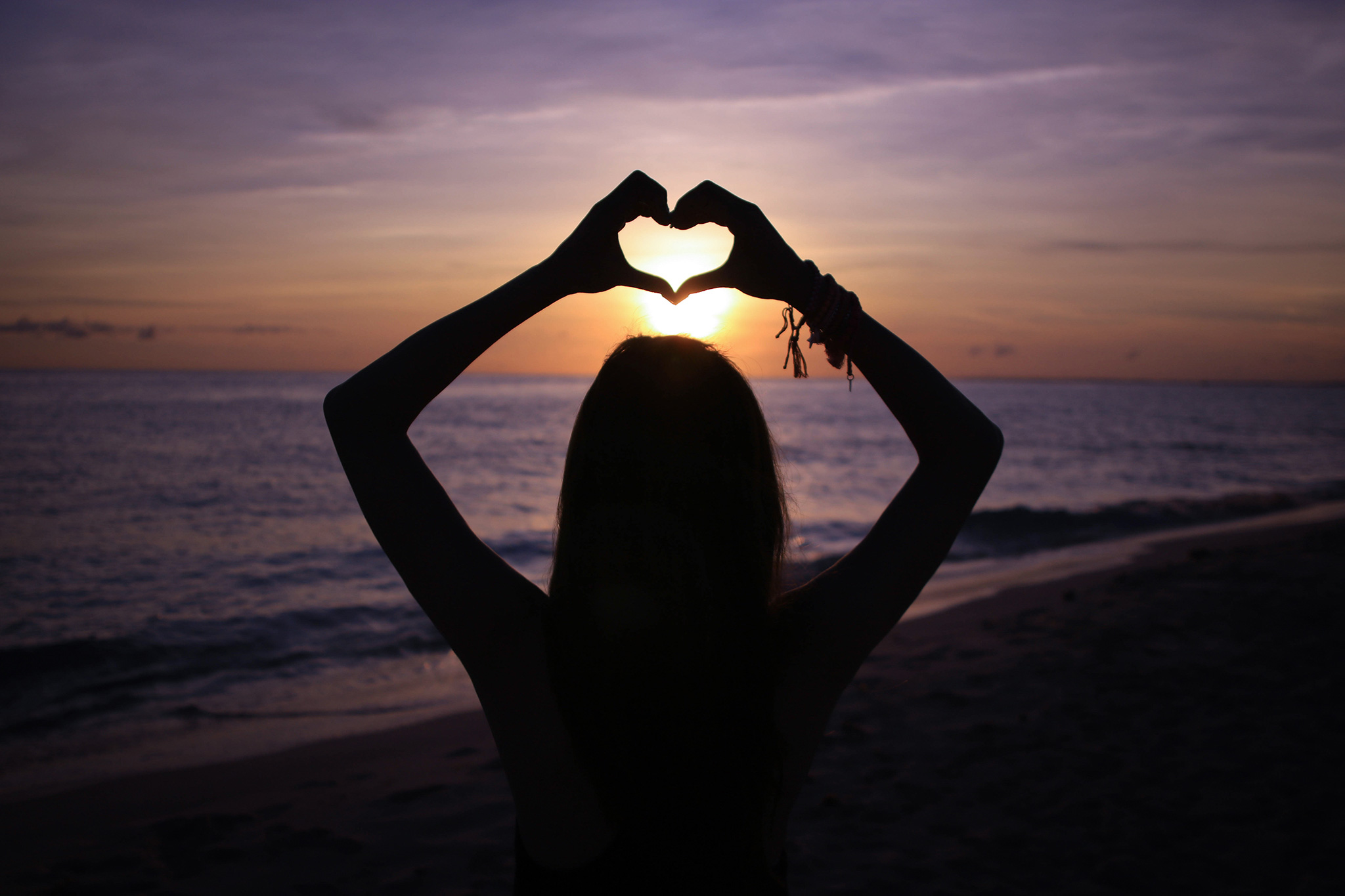 宮古島の海に落ちていく夕陽とloveハートのフリー画像 おしゃれなフリー写真素材 Girly Drop