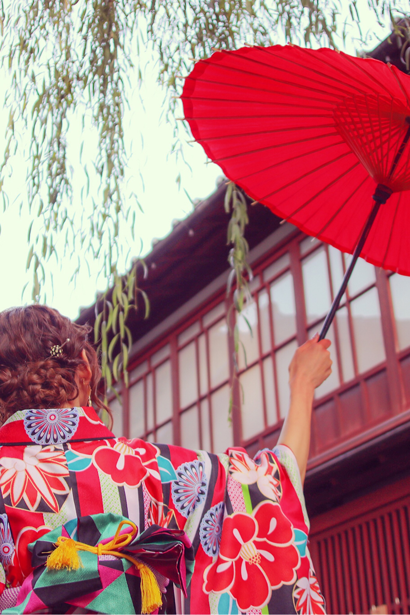 柳の木の下で赤い和傘を掲げる赤い着物の女の子のフリー画像 おしゃれなフリー写真素材 Girly Drop