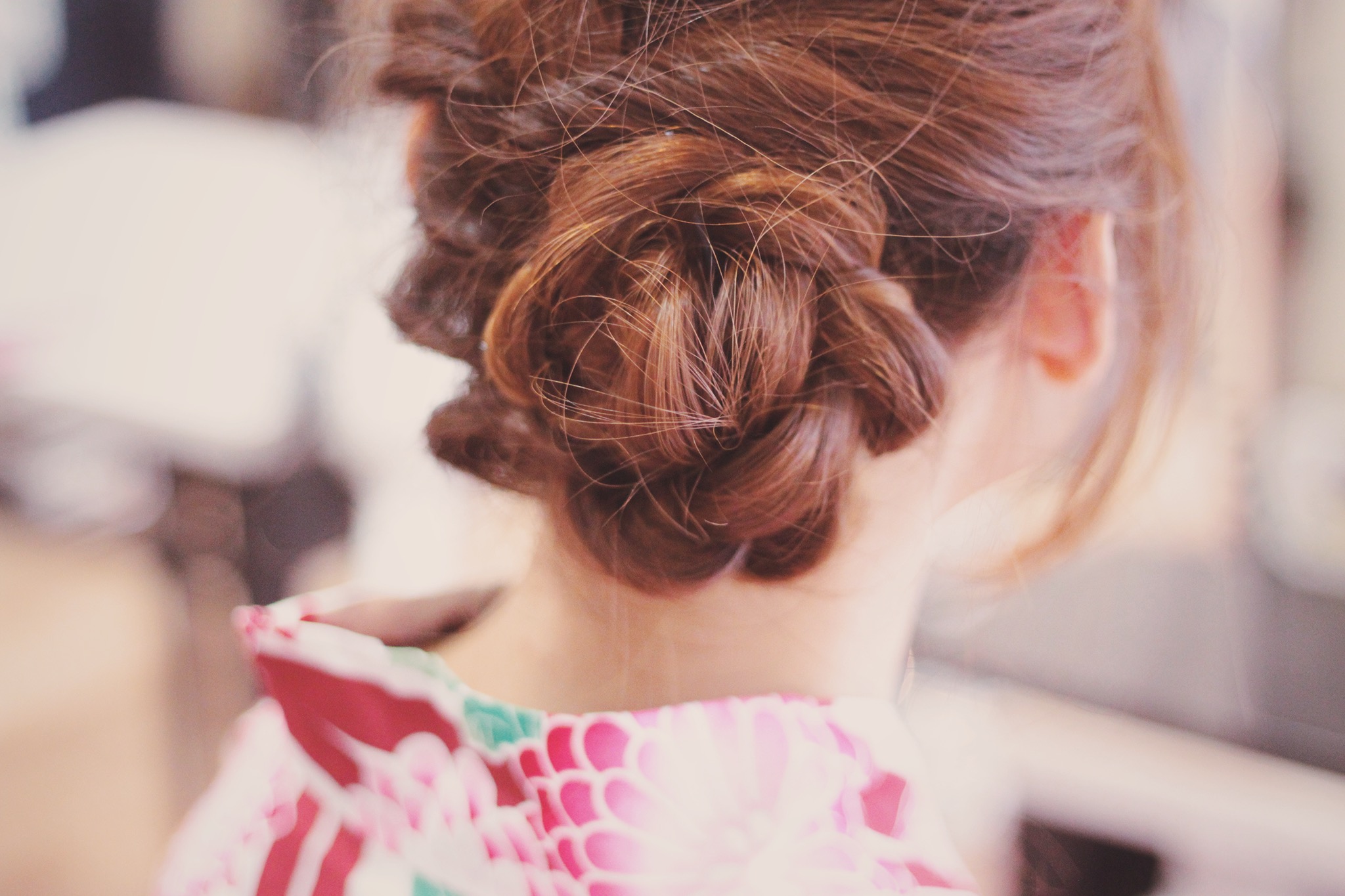くるりんぱと三つ編みでお花のようなヘアスタイルのフリー画像｜おしゃれなフリー写真素材：GIRLY DROP