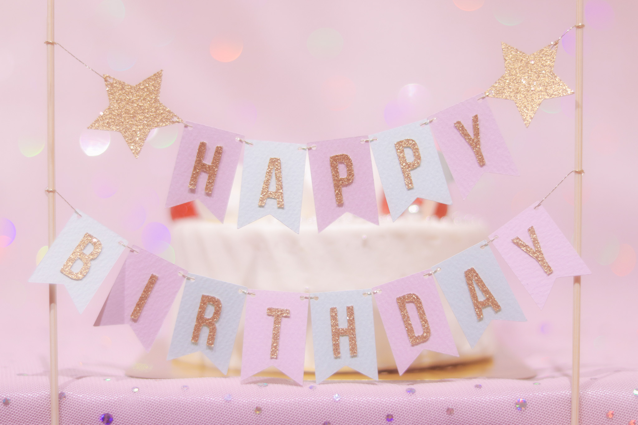 かわいい誕生日画像 ケーキよりも前面でアピールする Happy Birthday のケーキトッパーのフリー画像 おしゃれなフリー写真素材 Girly Drop
