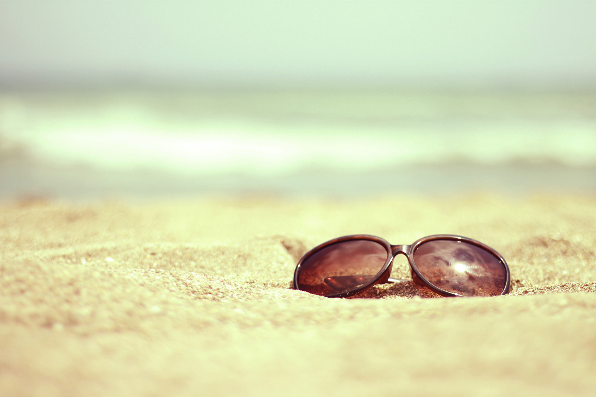 砂浜とサングラスのフリー画像 おしゃれなフリー写真素材 Girly Drop